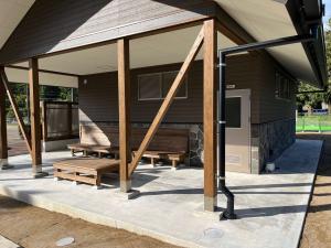 山村広場トイレ横ベンチ