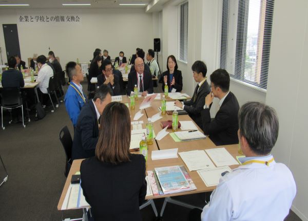 就職に関する情報交換会の様子