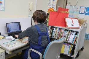 絵本登録作業の様子