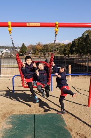 ブランコで遊ぶ園児たち