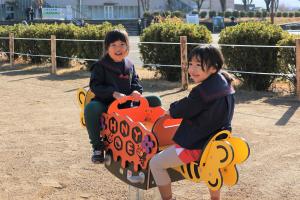 シーソーで遊ぶ園児たち
