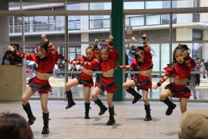 赤い衣装が印象的なダンス