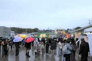 役場の広場には色とりどりの傘が開いていました