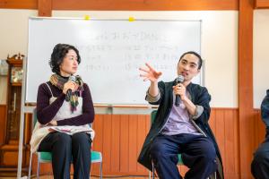 自身の経験を語る葉山悠介さん（右）と聞き手の清水菜保子さん（左）