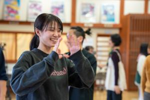 キーワードを体で表現する笑顔の参加者
