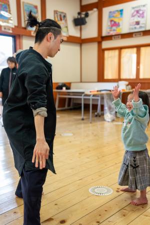 小さな女の子と踊る葉山さん