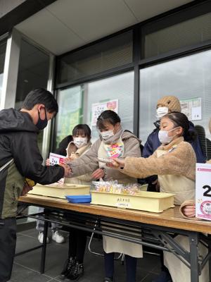 銅銭糖販売の様子