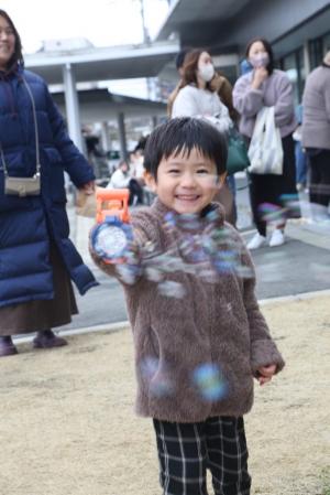 シャボン玉で遊ぶこども