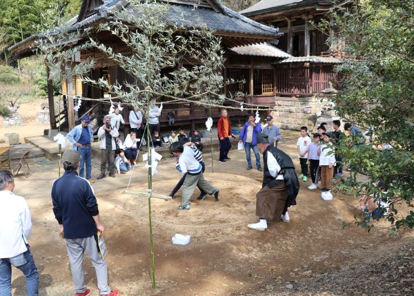 宮相撲取り組みの様子