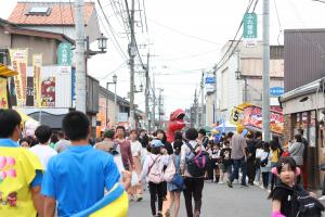 出店が賑わう様子