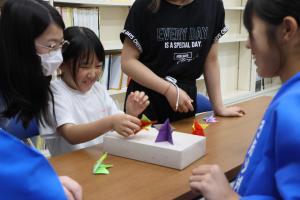 紙相撲を楽しむ子ども