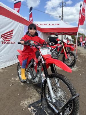 バイクにまたがる子ども