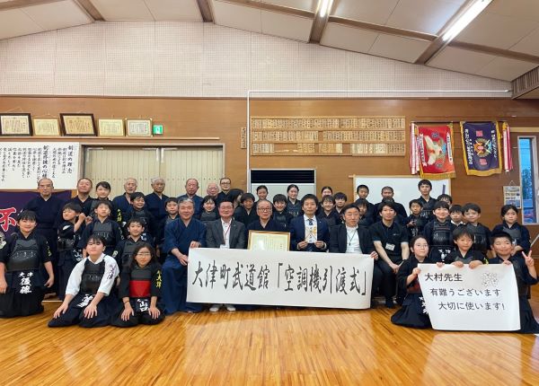 寄贈の記念に集合写真