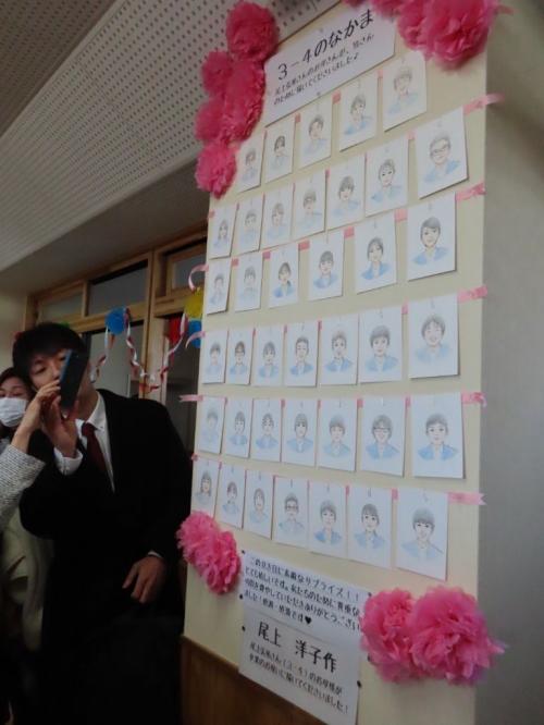 卒業生157人分の似顔絵ポストカードの写真