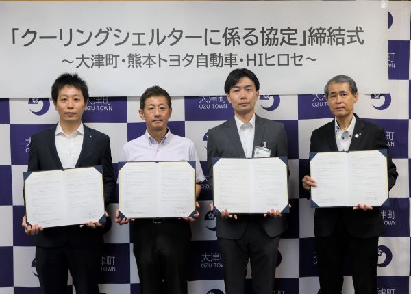 記念撮影を行うトヨタ自動車熊本大津店の店長とHIヒロセ店長