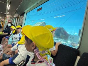 列車内から外を見る様子