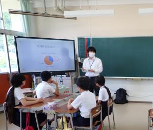 大津北小学校で租税教室を開く役場職員