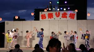 輪になって踊る女性たち