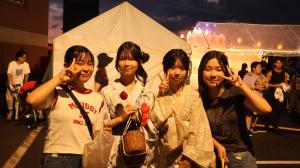 祭りを楽しむ子どもたち