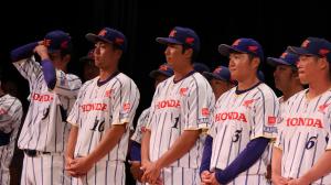 舞台に立つ選手たち