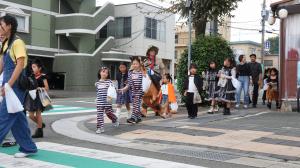 横断歩道を渡るこどもたち