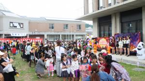 ハロウィンパレードには多くの人が集まりました