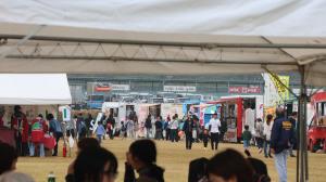 参加者でにぎわう様子