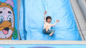 エアー遊具を楽しむ子ども