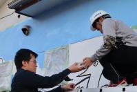 下書きで学生と職員が協力する姿