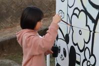 小さな子供も真剣に描く姿