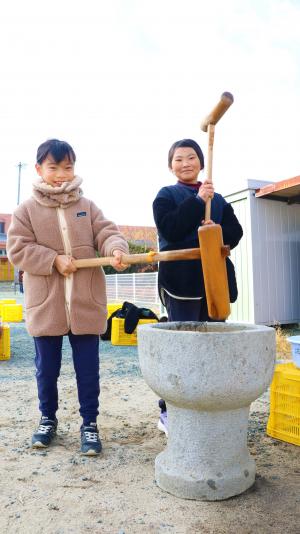 友達同士できねつきを楽しみ子どもたち