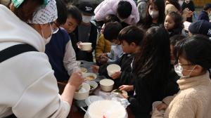 納豆やのりを巻く子どもたち