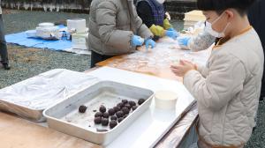 お餅にあんこを包むこども