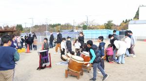 和太鼓体験を楽しむ子どもたち