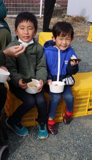 お餅をほおばる子どもたち