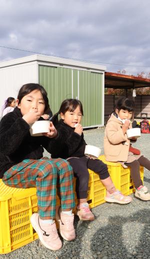 お餅を食べる女の子たち
