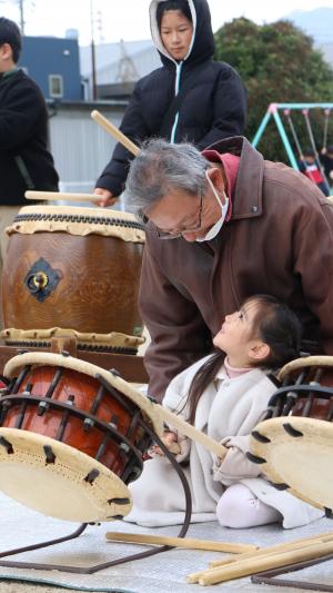 おじいちゃんと和太鼓を楽しむお孫さん