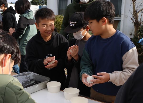 友だちと笑いながら包むお餅