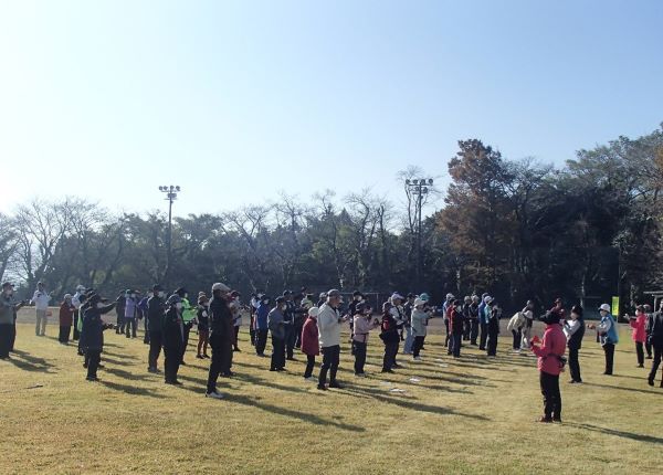 ゴルフ大会の開会式の様子