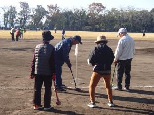 ゴルフを楽しむ複数の会員たち