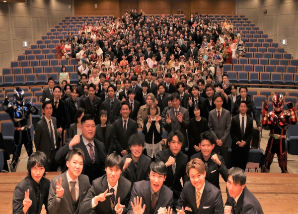 令和8年二十歳式の集合写真