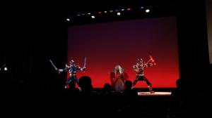 ポーズを決めるグランパワーヒノクニ