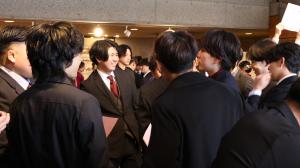 友人との再開に笑顔を見せる参加者