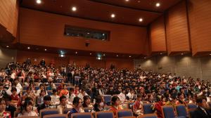 会場に集まる参加者