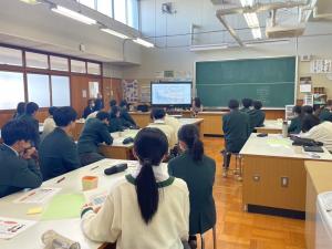 授業で男女共同参画に関する資料を紹介する職員