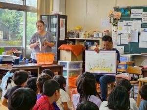 学童保育で絵本を読み聞かせる審議会委員写真