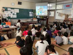 啓発DVDを視聴する学童保育児童たちの写真