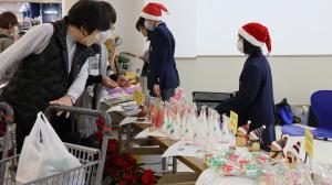 商品を吟味するお客様