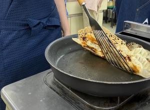 餃子を焼く写真