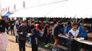 豚汁の受け取りに賑わう会場